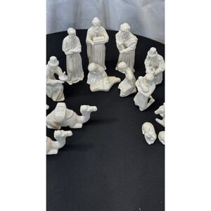 Vintage 16‎ PC Ceramic Nativity Pieces In A Pearl Finish